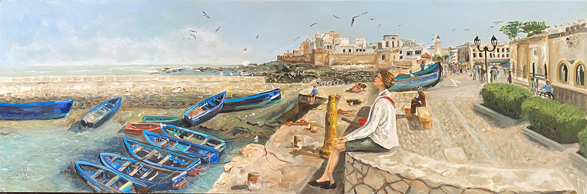 landschap met blauwe bootjes en stadsgezicht nabij de haven van de Marrokaanse kustplaats Essaouira