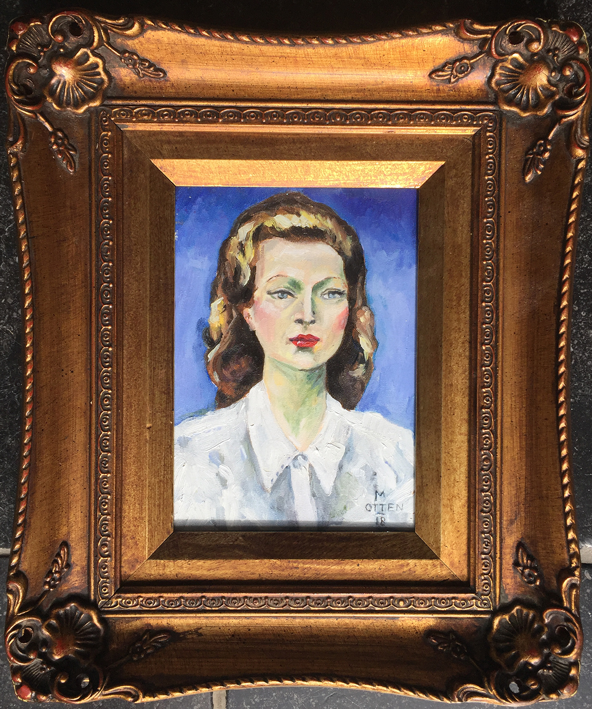 portret van vrouw geinspireerd op schilderij Mme Roger Bernheim door Kees van Dongen, witte blouse en blauwe achtergrond