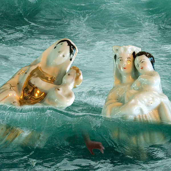 Detail van porceleinen beeldjes in digitaal kunstwerk Virgin Islands van Marloes Otten 
