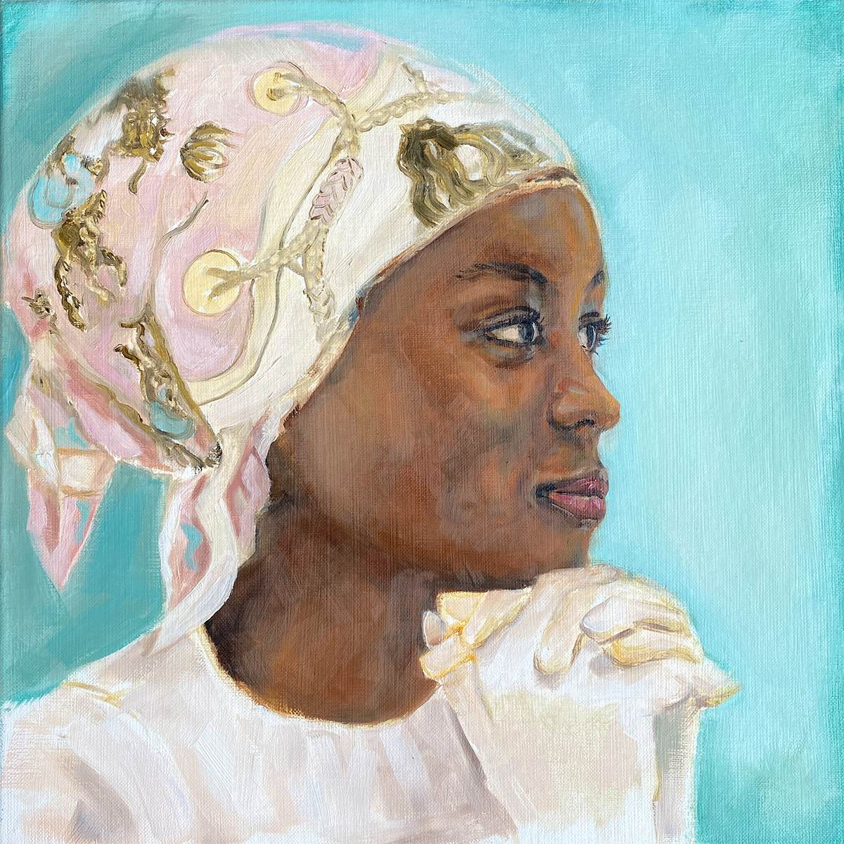 Schilderij van mooie donkere vrouw tegen blauwe achtergrond met roze-hermes-sjaal