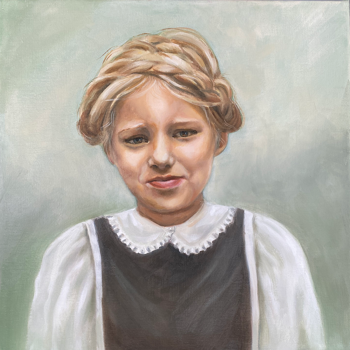 Schilderij van een jong meisje met donkergrijs jurkje en witte blouse tegen een groene achtergrond