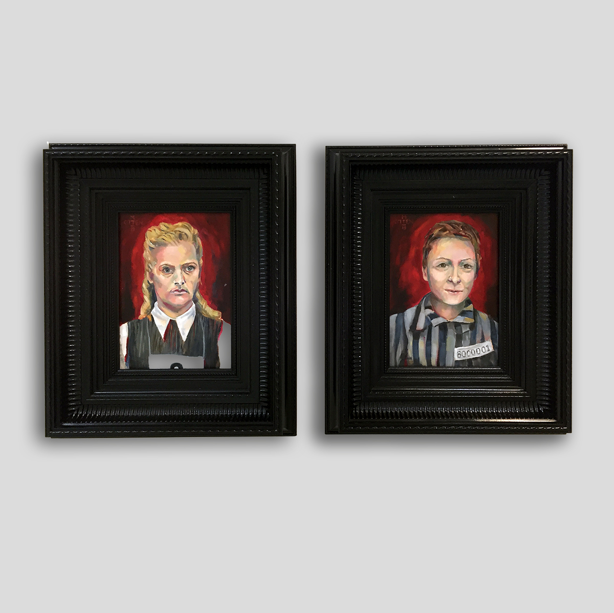 twee portretten van vrouwen tijdens de tweede wereldoorlog in olieverf tegen een zwart rode achtergrond.