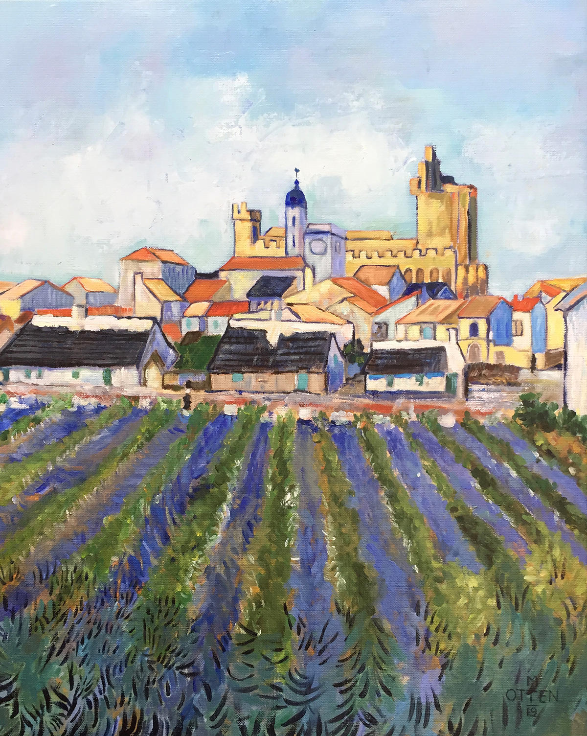 zicht op het dorpje Saintes Marie de la mer me daarvoor een bloeiend lavendel veld