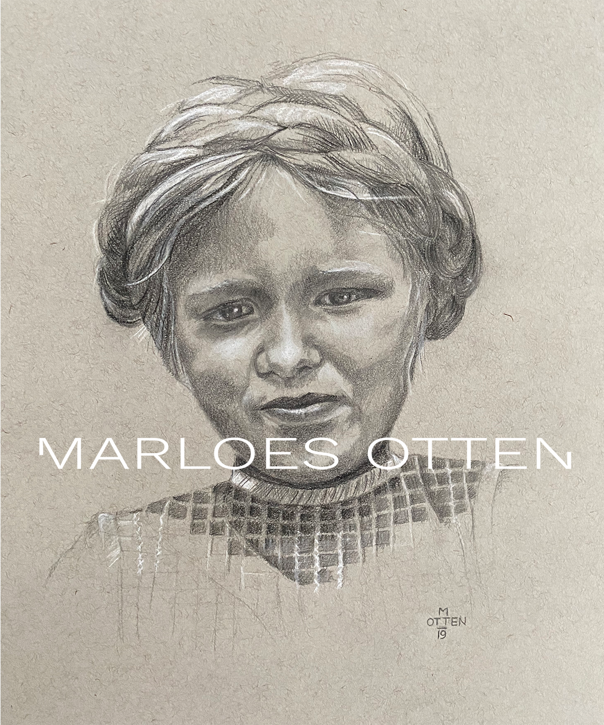Zelfportret van jonge Marloes Otten met vlechten op het hoofd